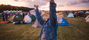 juichende vrouw op festivalcamping
